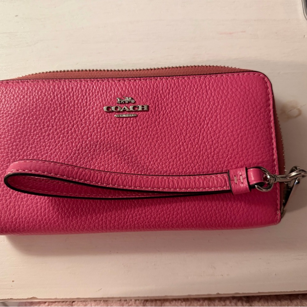 EUC Coach Fuchsia Leather Wristlet
